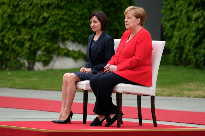 Cancelarul german Angela Merkel şi noul premier al Republicii 
Moldova, Maia Sandu, ascultă imnurile naţionale ale celor două ţări la 
Berlin FOTO Guliver / Getty Images /  Sean Gallup