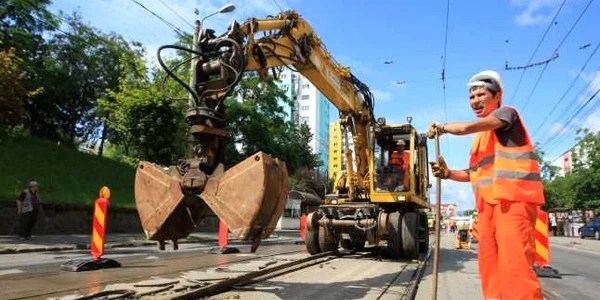 Muncitorii au început să scoată şinele de tramvai. / FOTO: Călin Ilea