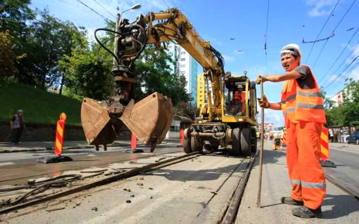 Muncitorii au început să scoată şinele de tramvai. / FOTO: Călin Ilea