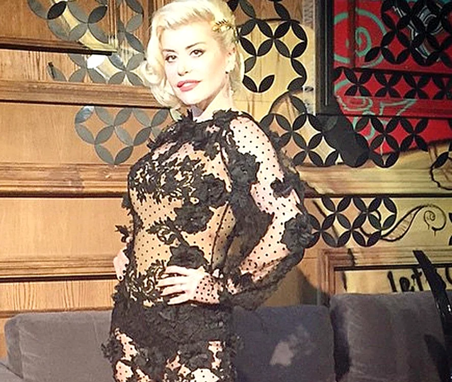 Loredana Groza  (44 de ani) apare, mai nou, în concerte, într-o costumație sexy marca AlexandraIndries, realizată din dantelă neagră, care-i lasă la vedere chiloții