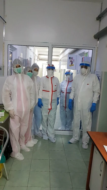 O parte din echipa secţiei de Boli Infecţioase din cadrul Spitalului Judeţean Ploieşti FOTO Arhivă personală