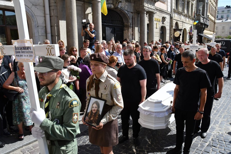 Povestea tragică ce a impresionat o întreagă lume. Sute de persoane au plâns o mamă şi fiicele ei ucise miercuri în atacul rusesc asupra oraşului Liov