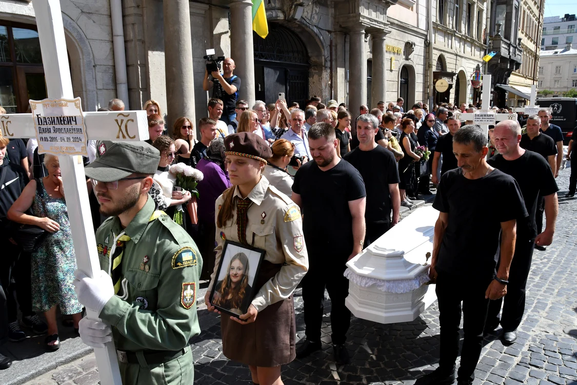 Funerarii în orașul Liov FOTO: X/Tom Watling