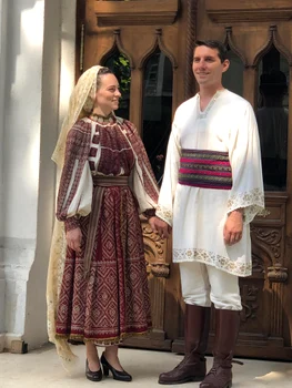 Nicolae și Alina ai României în port popular