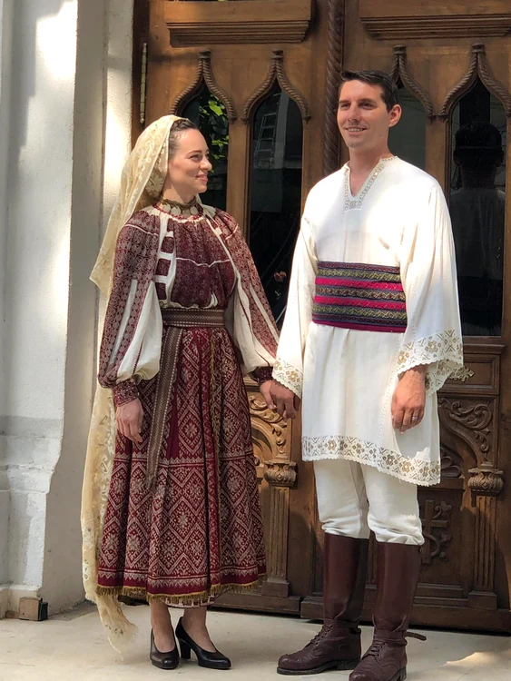 Nicolae și Alina ai României în port popular jpg