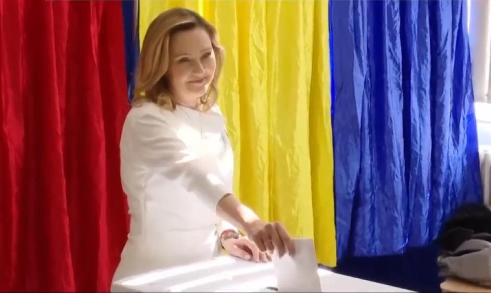 Elena Lasconi a venit la vot alături de soţ şi câţiva membri USR: „Aşteptarea mea este locul 1”