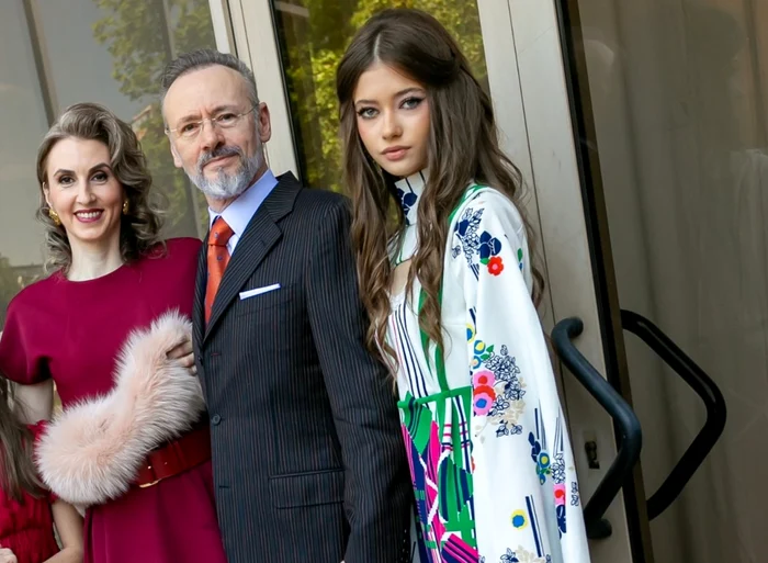 Cum se înțelege Mikaela cu tatăl și soția acestuia