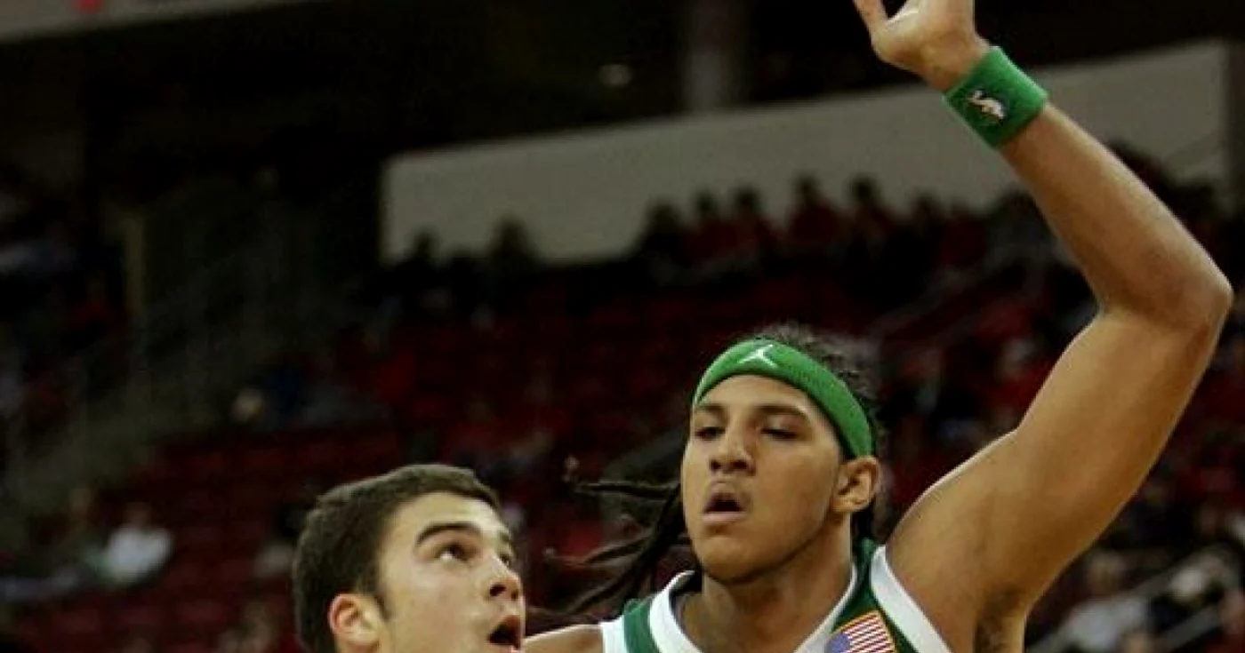 Chief Kickingstallionsims (în verde). FOTO: sportsillustrated.com