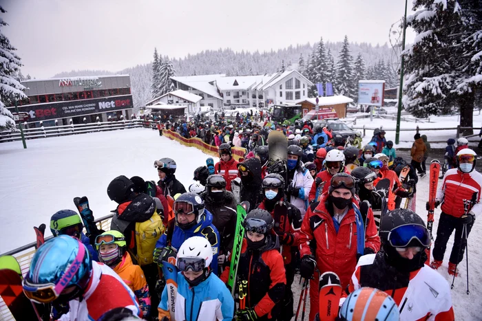 
    Așa a arătat sâmbătă Poiana Brașov! La telegondolă s-au format cozi uriașeFoto: Inquam Photos  