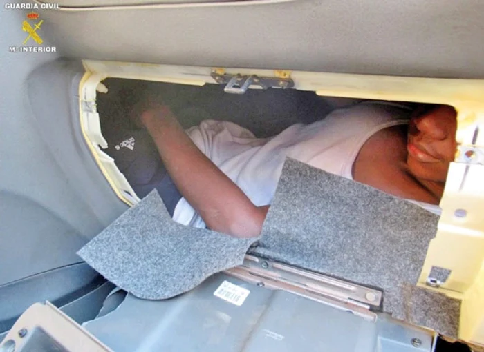 ...după ce s-a ghemuit în bordul maşinii