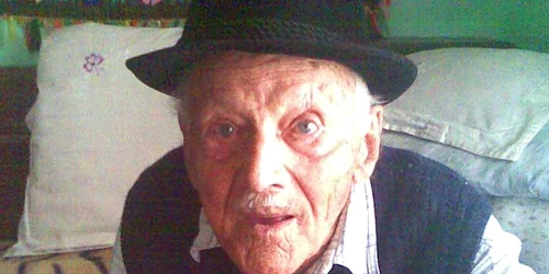 Constantin Sporiş la vârsta de 103 ani vrea să urce pe munte, acolo unde a fost cioban o viaţă întreagă