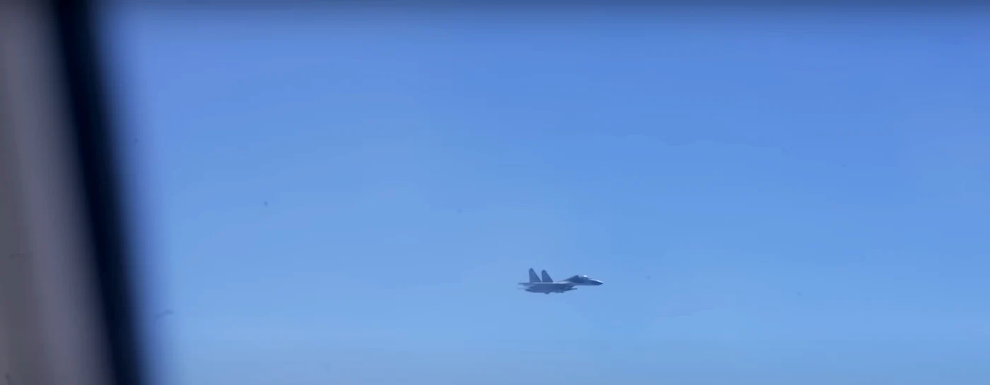 Avionul chinez a escortat aeronavă militară timp de 15 minute FOTO: Captură de ecran CNN
