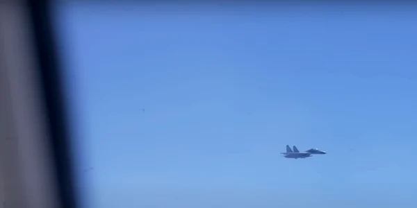 Avionul chinez a escortat aeronavă militară timp de 15 minute FOTO: Captură de ecran CNN