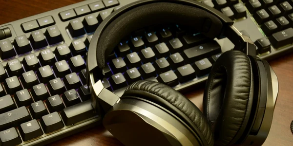 Căşti de gaming Asus ROG Strix Fusion 300 FOTO Adrian Pogîngeanu