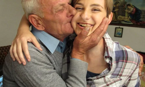 Viorica cu bunicul ei, singurul din familie care a vizitat o la orfelinat şi i a dat numele lui jpeg
