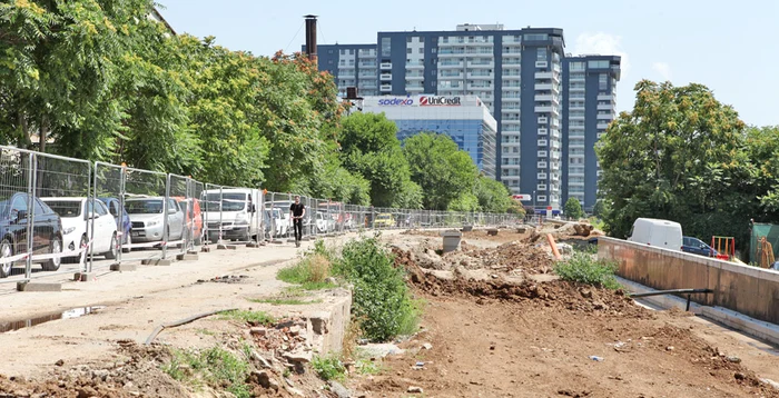 
    În timp ce muncitorii  se ascund de soare,  șoferii se chinuie  să traverseze șantierulfotografii: Florin Şuler  