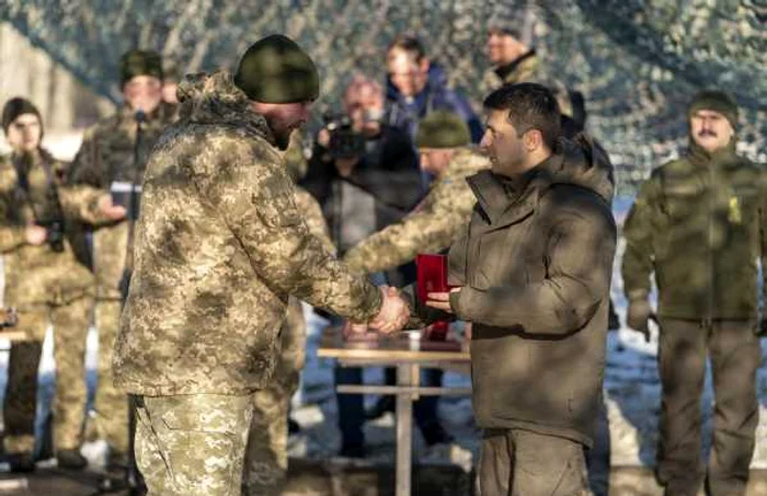 Volodimir Zelenski efectuand o vizita in Donbas inainte de a se intalni cu Vladimir Putin la Paris FOTO EPA-EFE