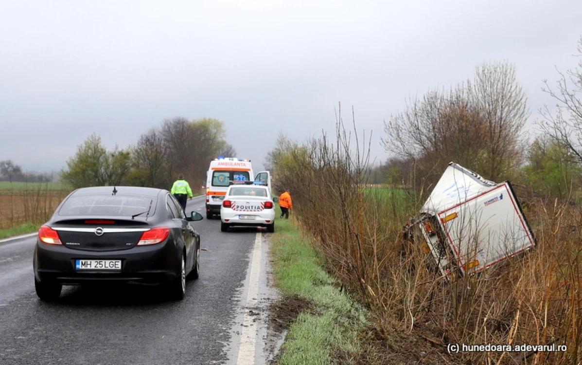 Accident rutier pe şoseaua Haţeg - Caransebeş. Foto: Daniel Guţă. ADEVĂRUL