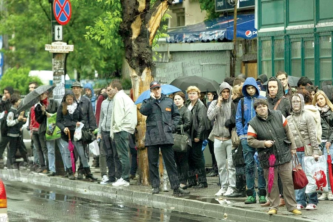 
    Oamenii au aşteptat mai  mult în staţii, fiindcă  transportul în comun  a avut de suferit din  cauza ploii de ieri (Fotografii: Dorin Constanda)  