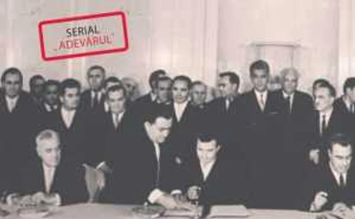 Nicolae Ceauşescu şi Leonid Brejnev (jos, unul lângă altul, în centrul imaginii), gata să semneze noile acorduri româno-sovietice
