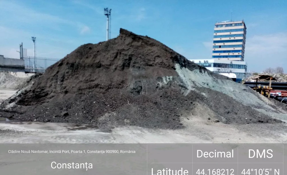 Deșeurile, depozitate într-o parcare FOTO: Garda de Mediu Constanța