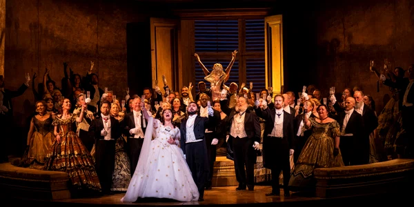 FOTO 1 Traviata scenă din primul act © Tristram Kenton jpg