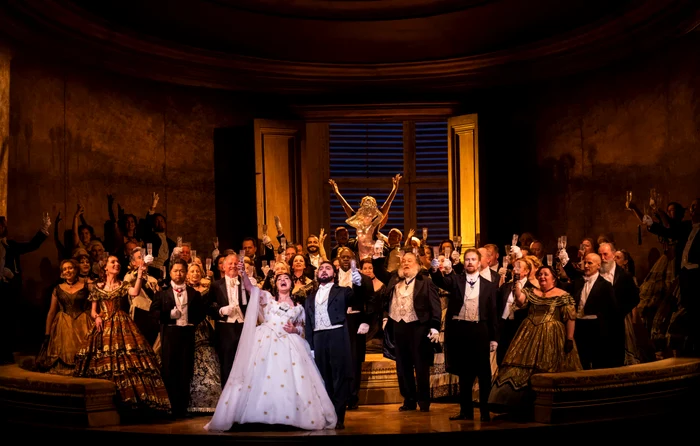  „Traviata” - scenă din primul act © Tristram Kenton