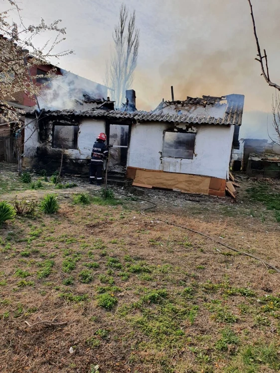 Incendiul a fost stins de pompieri FOTO ISU Ialomiţa