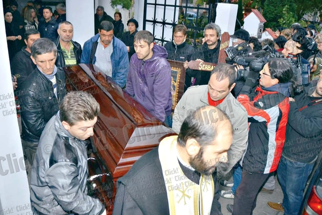 Plânsă şi obosită,  Irina şi-a făcut  apariţia la  Biserica Batiştei (Fotografii: Mihai Ionescu)