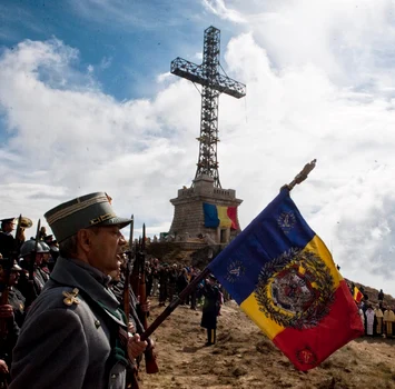 Majestatea Sa Margareta Crucea Caraiman tunica militara rochie army (2) jpeg