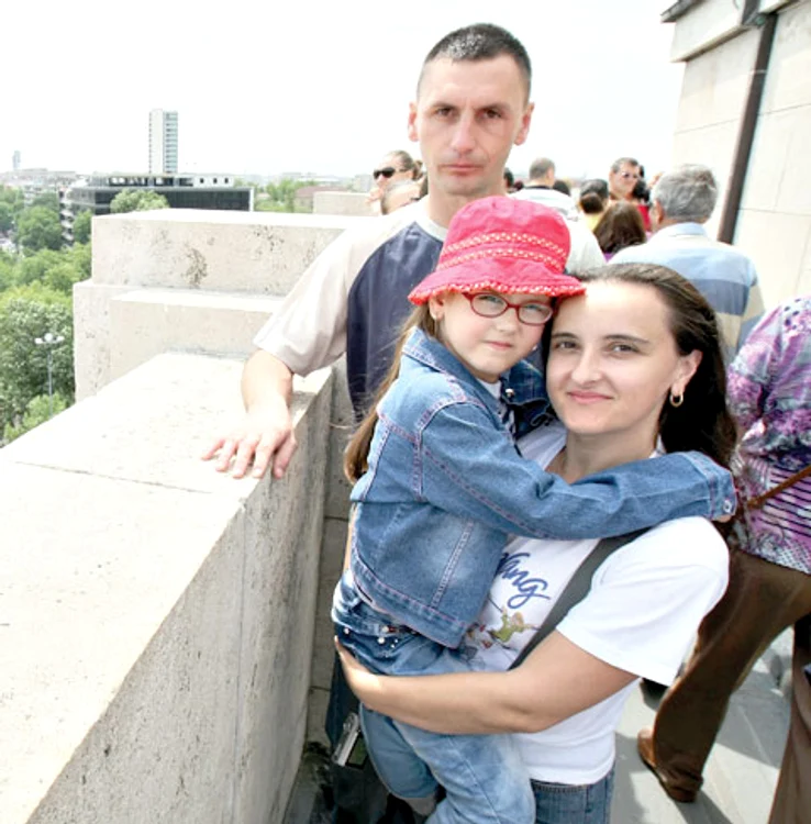 
    Andreea (6 ani) şi părinţii ei  au stat o oră la coadă ca să ajungă  sus, pe terasa Arcului (Fotografii: Dorin Constanda)  