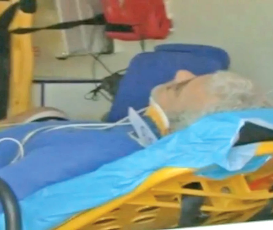 
    Cântăreţul a fost  lovit la coloană  şi va purta un  guler cervical (capturi RTV)  