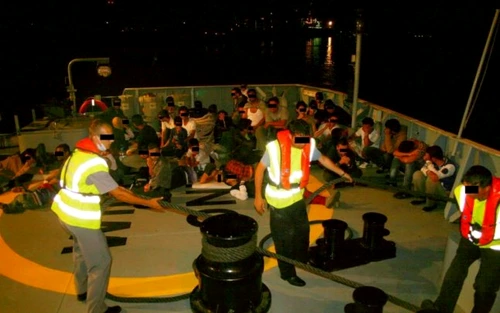 Transfugi migranţi prinşi pe ambarcaţiune în Marea Neagră de Garda de Coastă Foto Poliţia de Frontieră