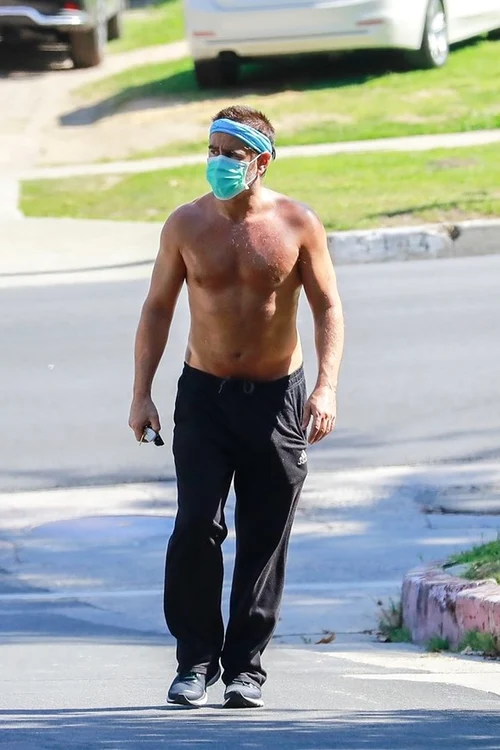 Collin Farrell a renunțat la tricou, dar nu și la masca de protecție 