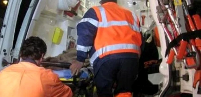 Tânărul a fost preluat de medicii de la ambulanţă FOTO: adevarul