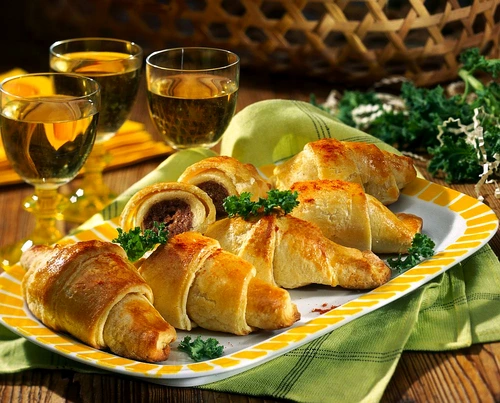 cornulete umplute cu carne tocata jpeg