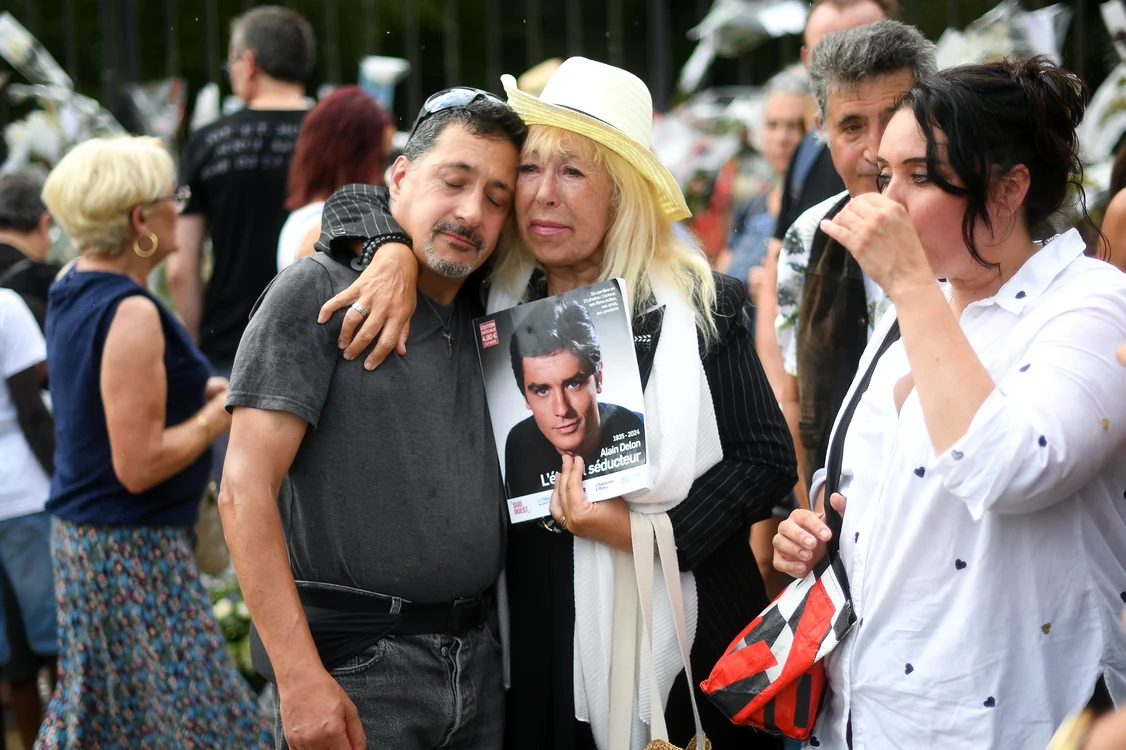 Fanii plângând la poarta lui Alain Delon, în Douchy. August 2024