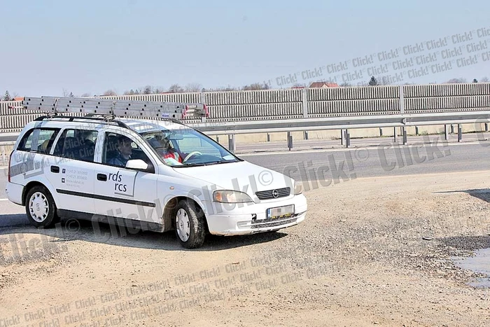 Maşinile intră şi ies  de pe autostradă pe  “breteaua” de ţară (Fotografii: Sever Gheorghe)