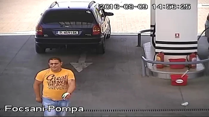 Bărbatul din imagine este căutat de poliţie FOTO: IPJ Vrancea
