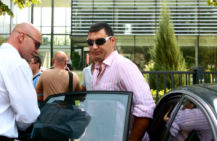 Cristi Borcea purta des cămăşi în nuanţe de roz, iar ochelarii de soare îi erau nelipsiţi