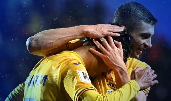 Florin Tăanse îl felicită pe Ștefan Baiaram  FOTO Facebook FRF