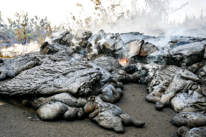 O parte a drumului a fost distrusă de lavă (Foto: Profimedia)