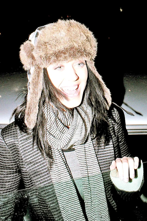 Katy  Perry a  ales şi ea  blana ca  protecţie  pentru  cap