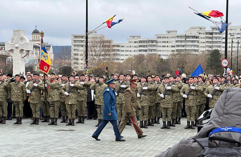LIVE TEXT Ziua Națională la Alba Iulia: Ceremonii militare și demonstrație de forță a liderilor suveraniști. Haos la Catedrala Încoronării: strigăte, îmbrânceli şi lozinci