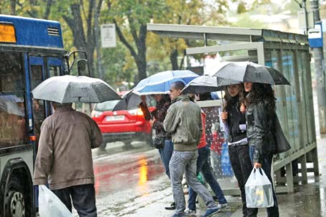 Ploaia a scos umbrelele de la naftalină