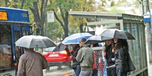 Ploaia a scos umbrelele de la naftalină