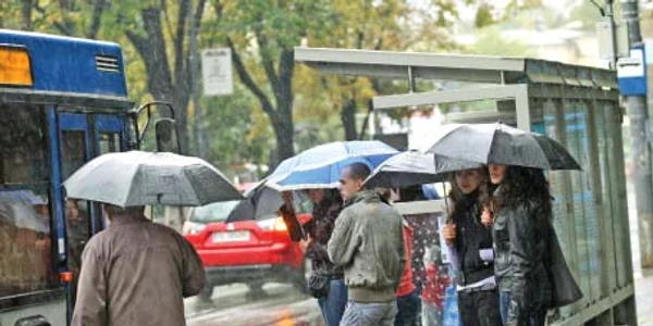 Ploaia a scos umbrelele de la naftalină