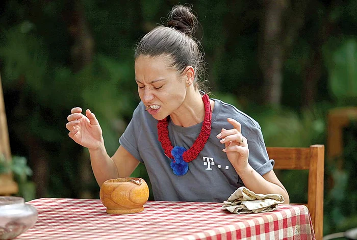 Andreea Moldovan a mâncat patru viermi