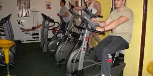 Piteştenii stau la coadă pentru a prinde un loc la bicicleta electronică