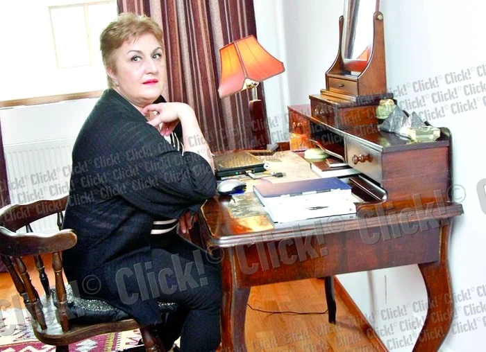 Biroul e locul preferat: “Măsuţa e una dintre cele  mai vechi piese de mobilier,  e încărcată de istorie”